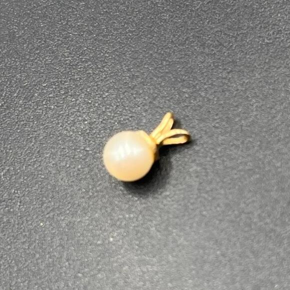Small Stamped 14K Yellow Gold Cream Off White 5.5 mm Pearl Pendant .5 grams - Picture 2 of 8